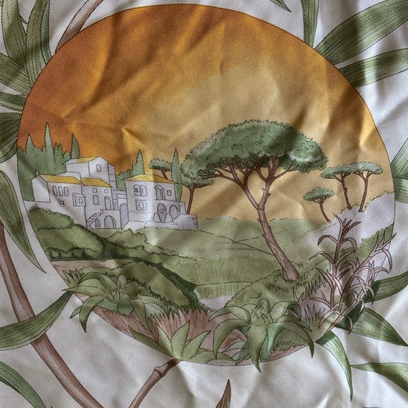 GORGEOUS Salvatore Ferragamo silk blend square scarf - Picture 3 of 6